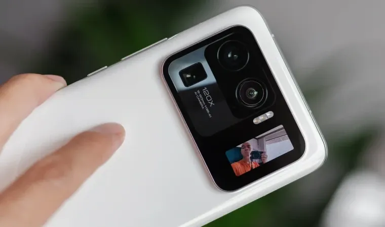 Imagem de uma pessoa tirando fotos com o Xiaomi Mi 11 Ultra
