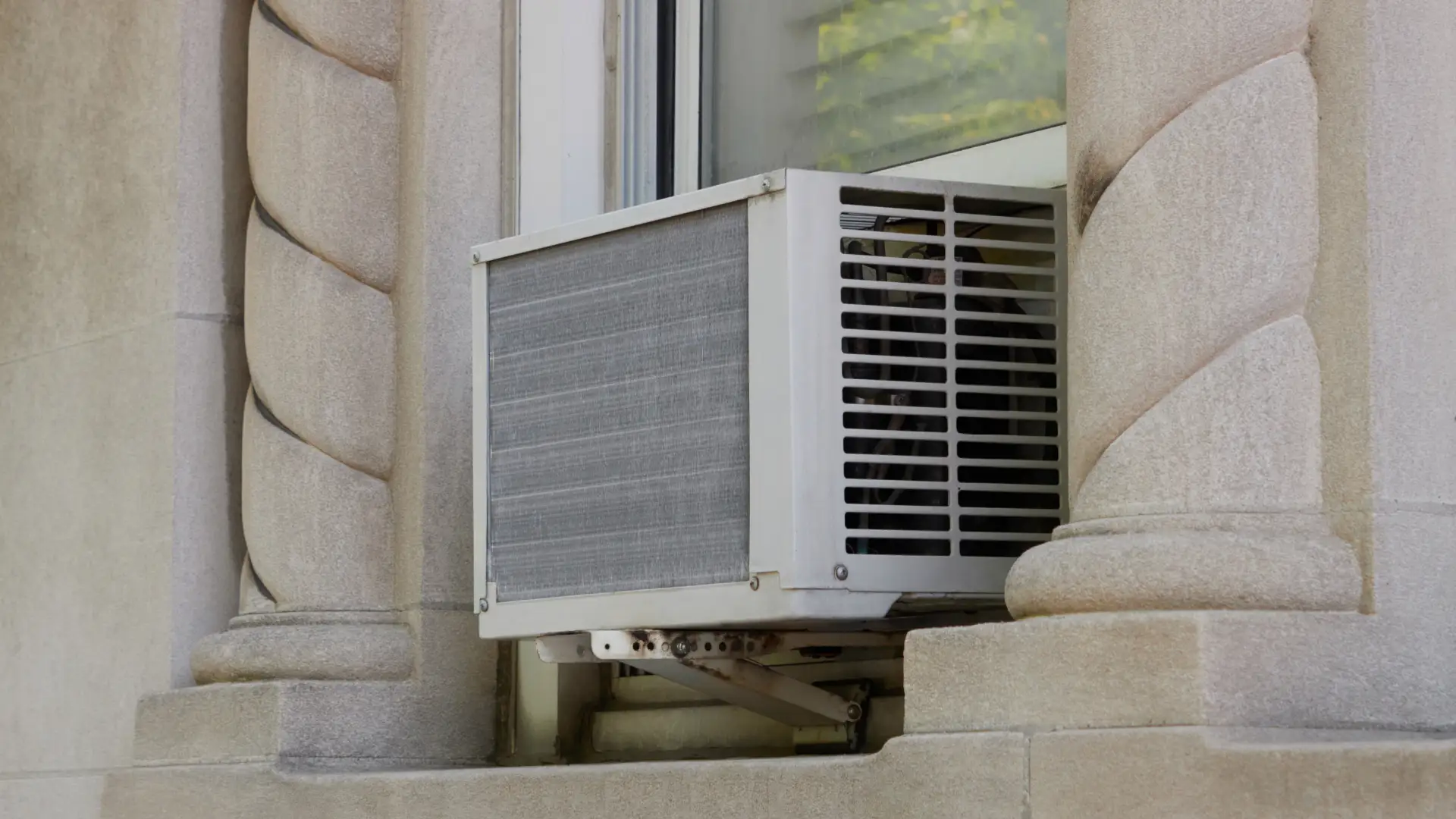 parte traseira do ar-condicionado de janela em lado de fora do prédio