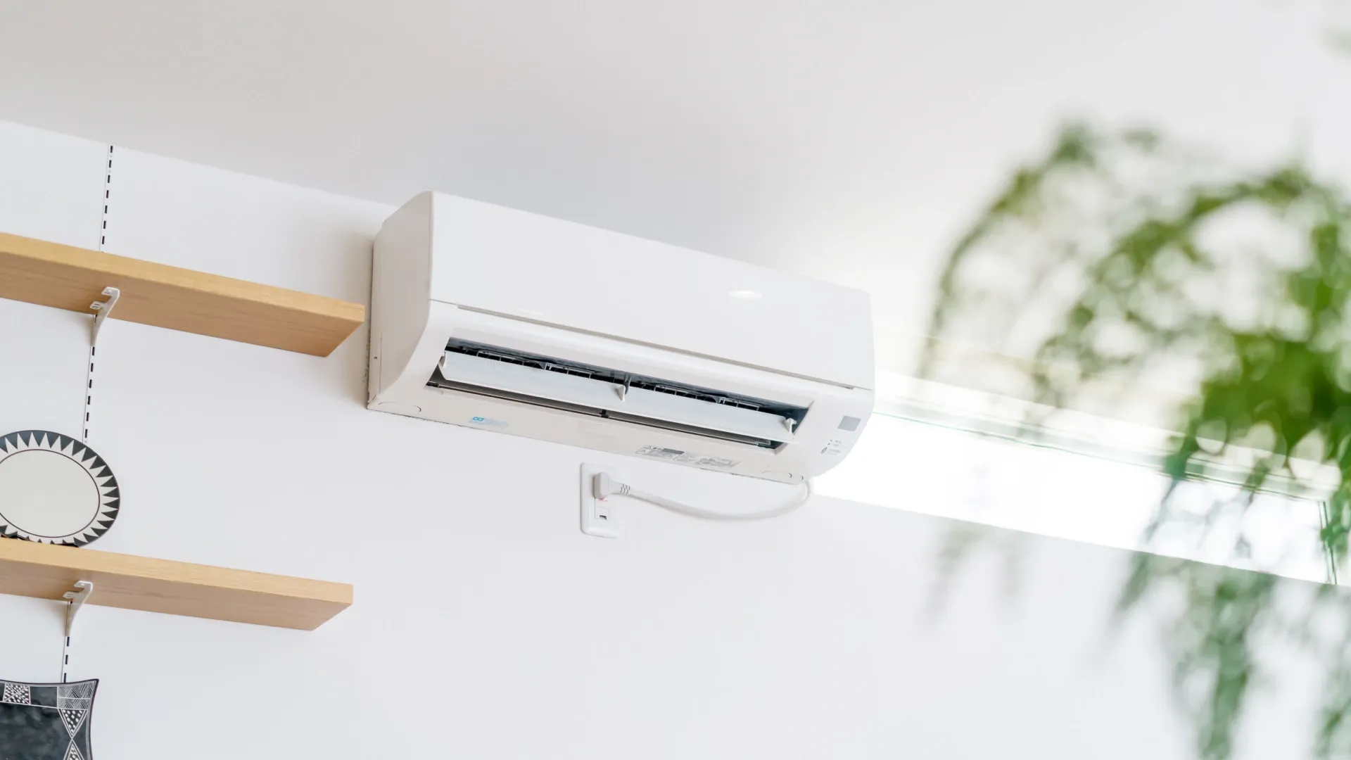 ar-condicionado split na parede ligado
