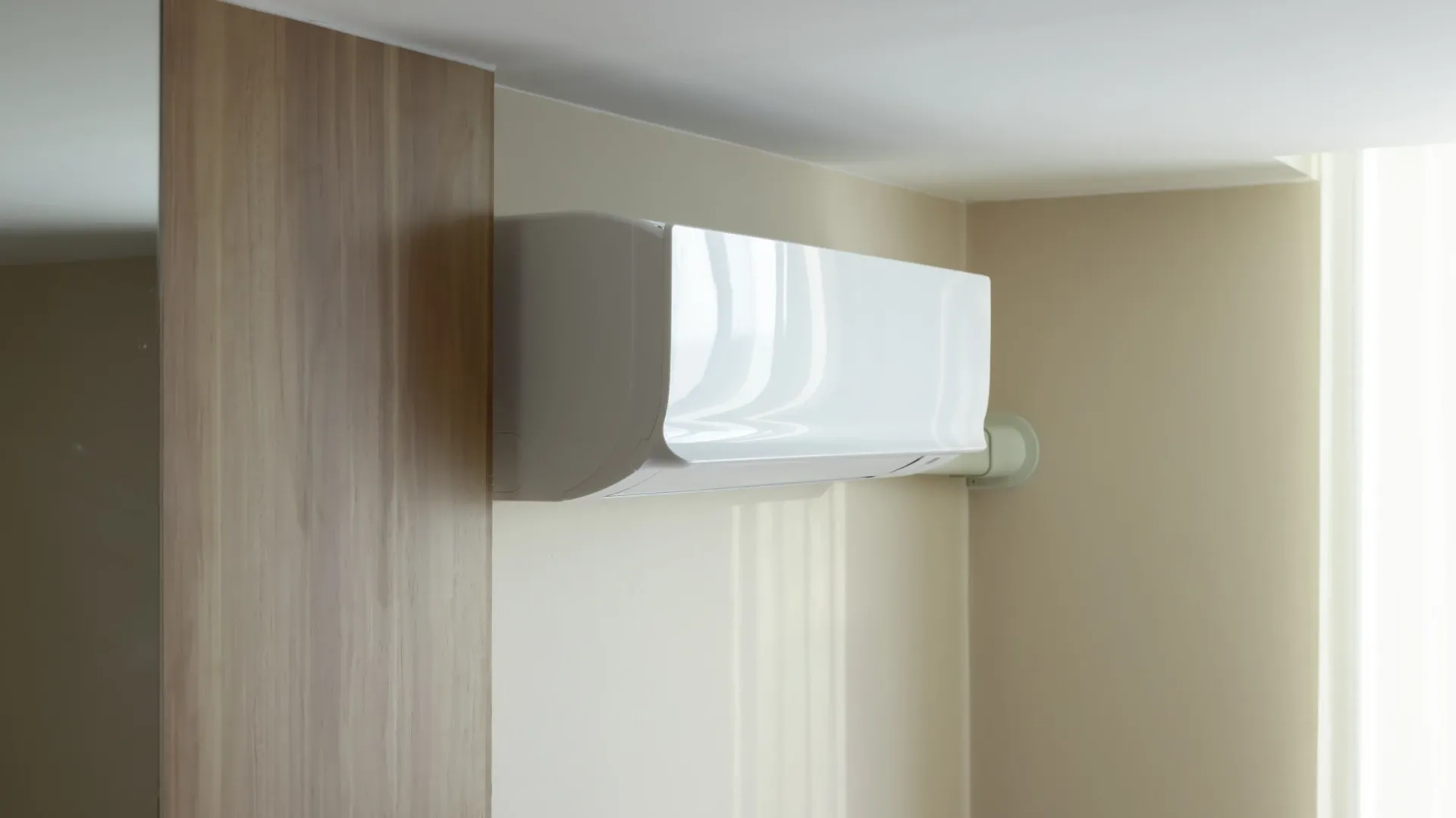 Imagem de um ar-condicionado branco na parede