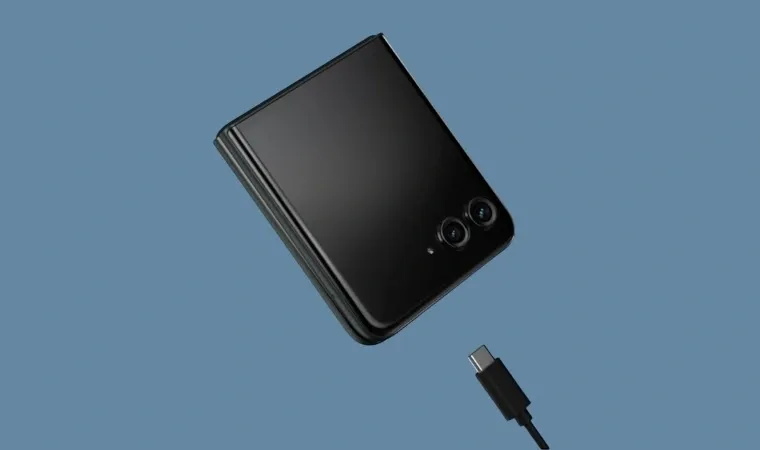 Um celular dobrável está com um cabo carregador próximo dele