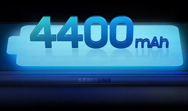 Imagem mostra um celular na horizontal e o número 4.400mAh sobre ele 