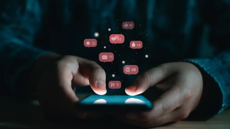 Homem mexendo em celular com diversas notificações aparecendo