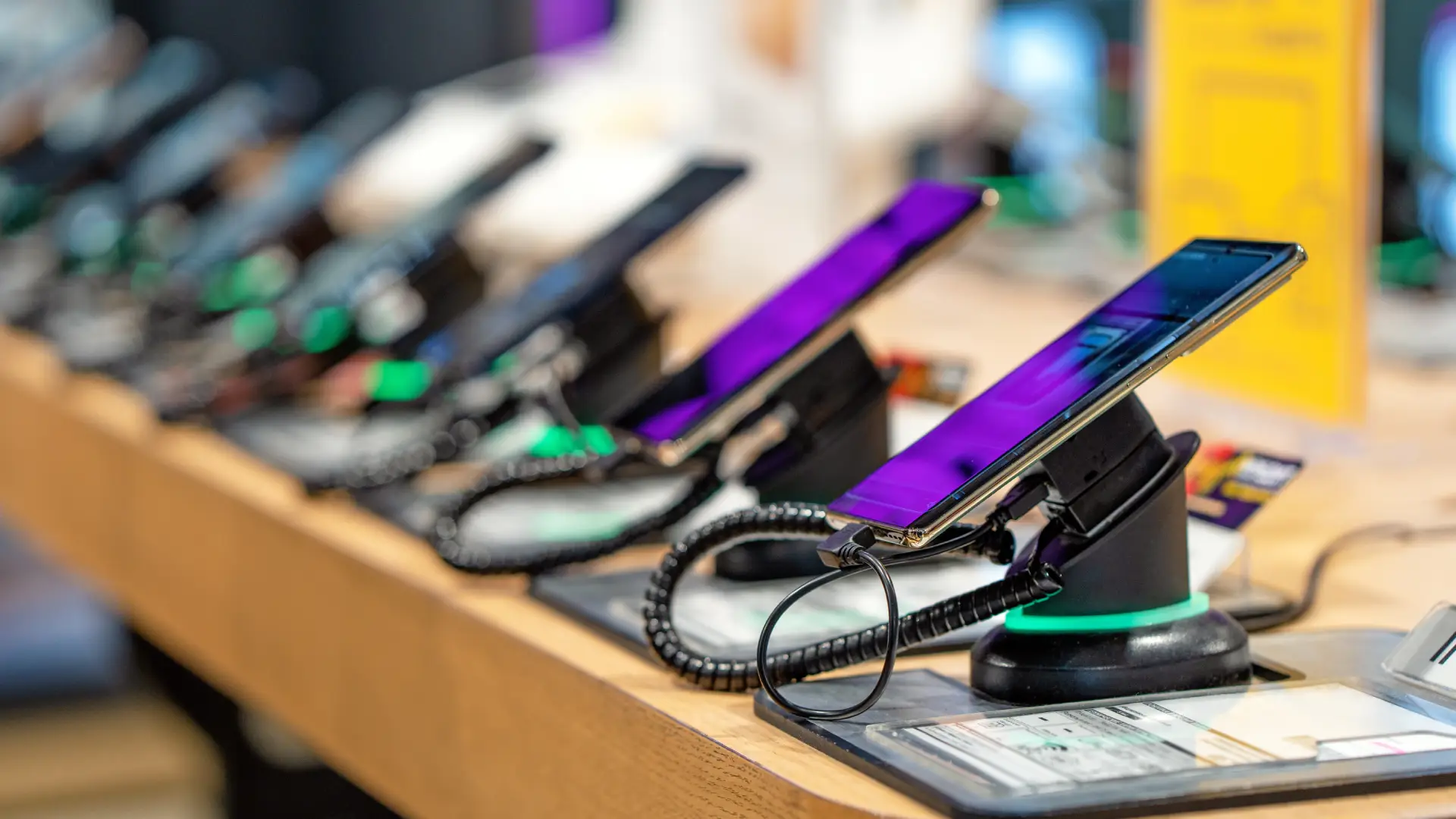 Diversos celulares estão lado a lado em uma loja