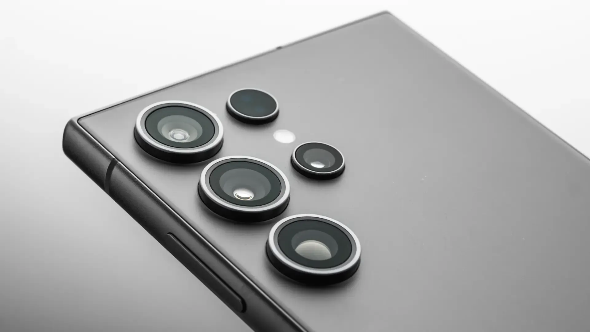 Traseira de um celular Samsung com foco no conjunto de câmeras