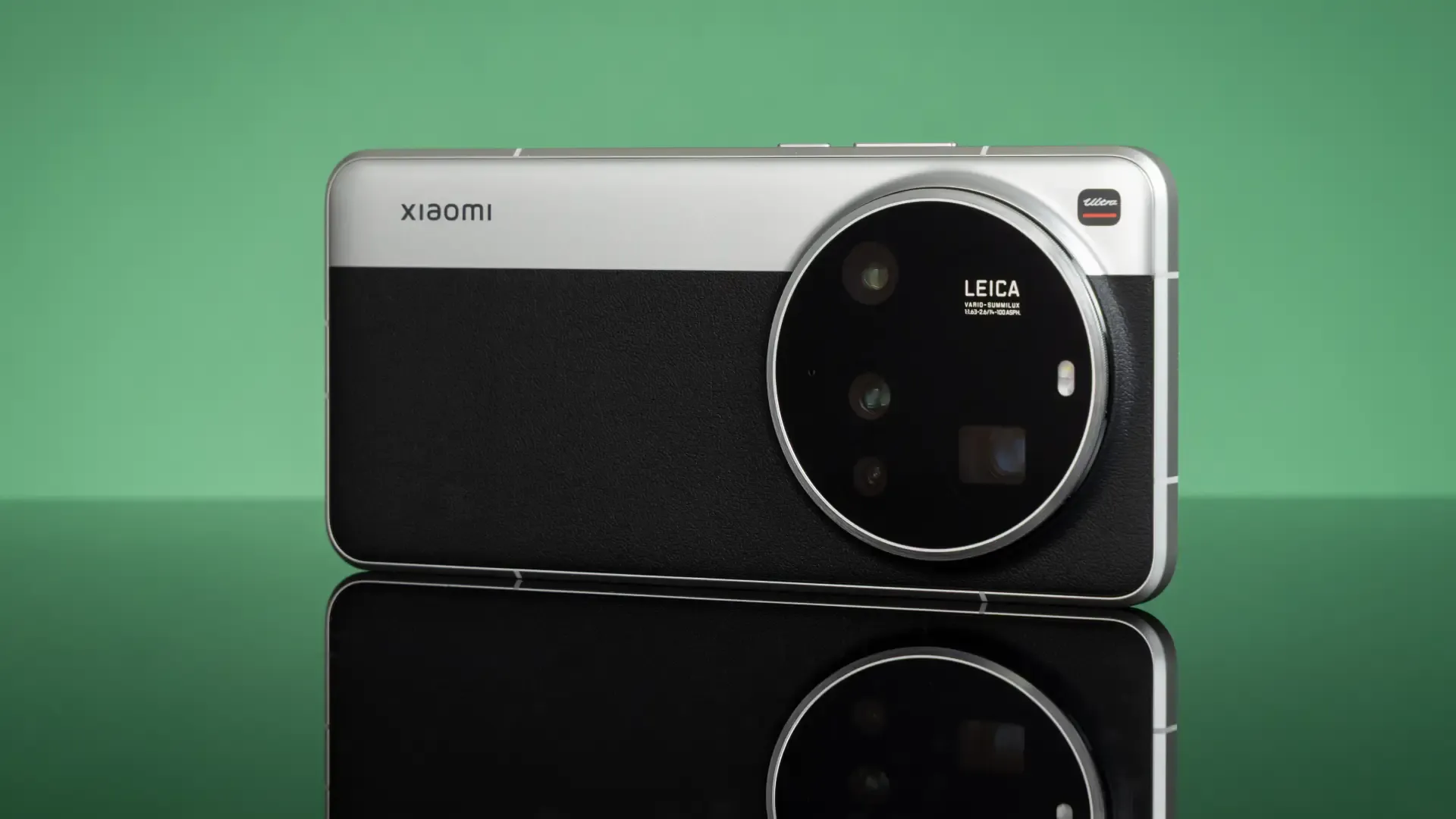 Traseira do celular Xiaomi 15 Ultra na horizontal com fundo verde
