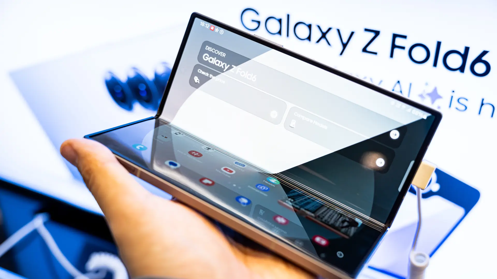 Um celular dobrável da Samsung está sendo segurado pela mão de uma pessoa