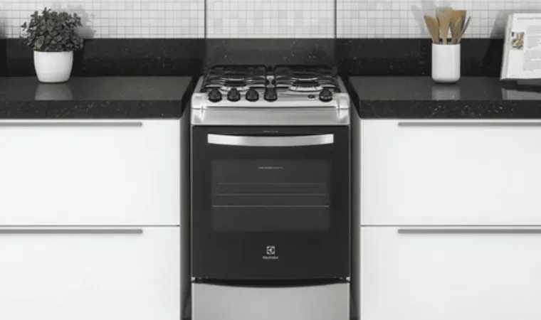 Fogão Electrolux inox em destaque dentro da cozinha.