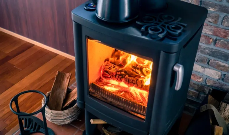  Fogão a lenha queimando lenha em destaque.