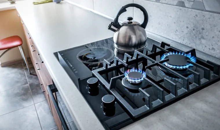 Fogão cooktop 4 bocas Electrolux com 2 bocas acesas.