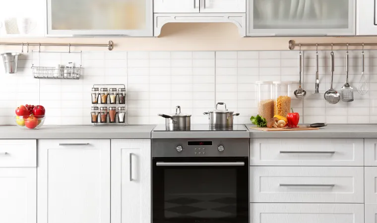 Panelas em cima de um fogão mesa de vidro.