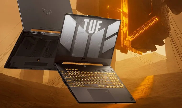 Notebook gamer ASUS TUF Gaming F15 aberto com um modelo igual de costas à esquerda e um deserto ao fundo com estruturas futuristas