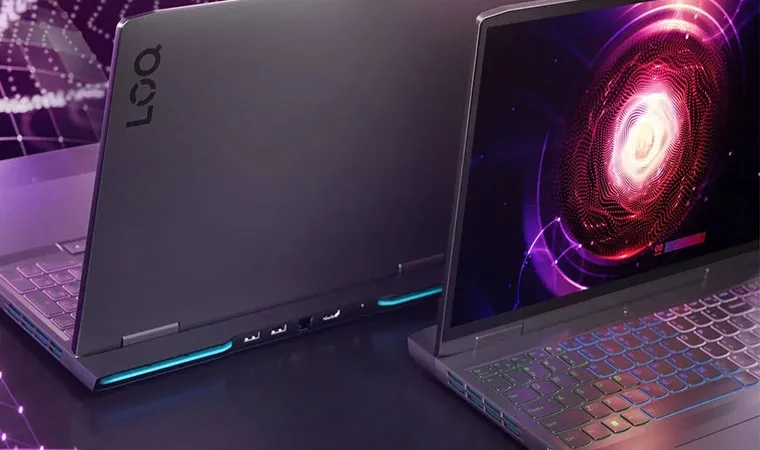 Imagem com dois notebooks gamer Lenovo LOQ 15IRX9, um de frente à direita e outro de costas à esquerda mostrando seus teclados e tela 
