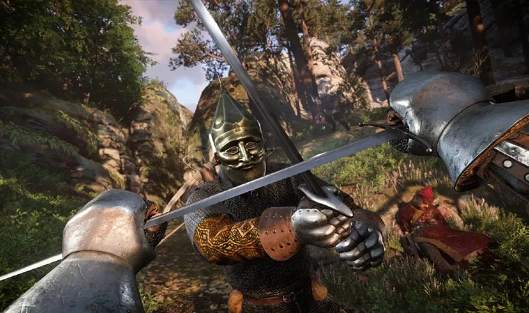 Jogo Kingdom Come: Deliverance 2 em primeira pessoa mostrando o protagonista Henry se defendendo em uma luta de espadas contra um soldado mascarad