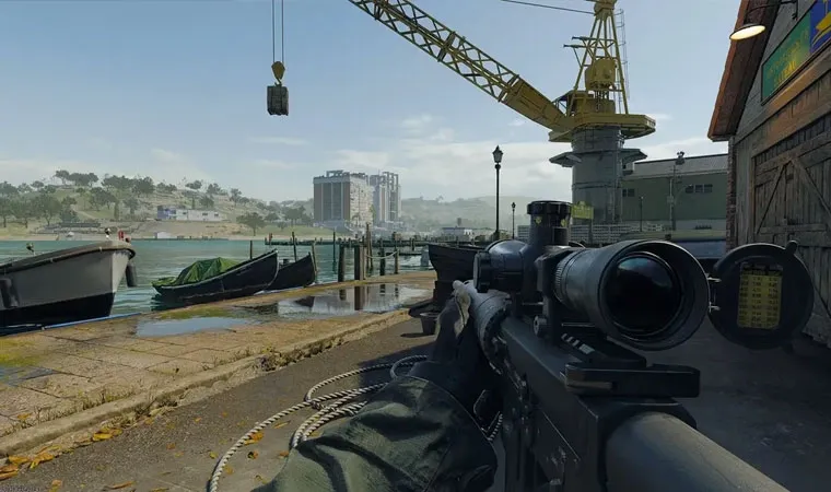 Jogo Call of Duty: Black Ops 6 em primeira pessoa mostrando um soldado segurando um rifle sniper em uma doca com barcos e um guindaste próximo 