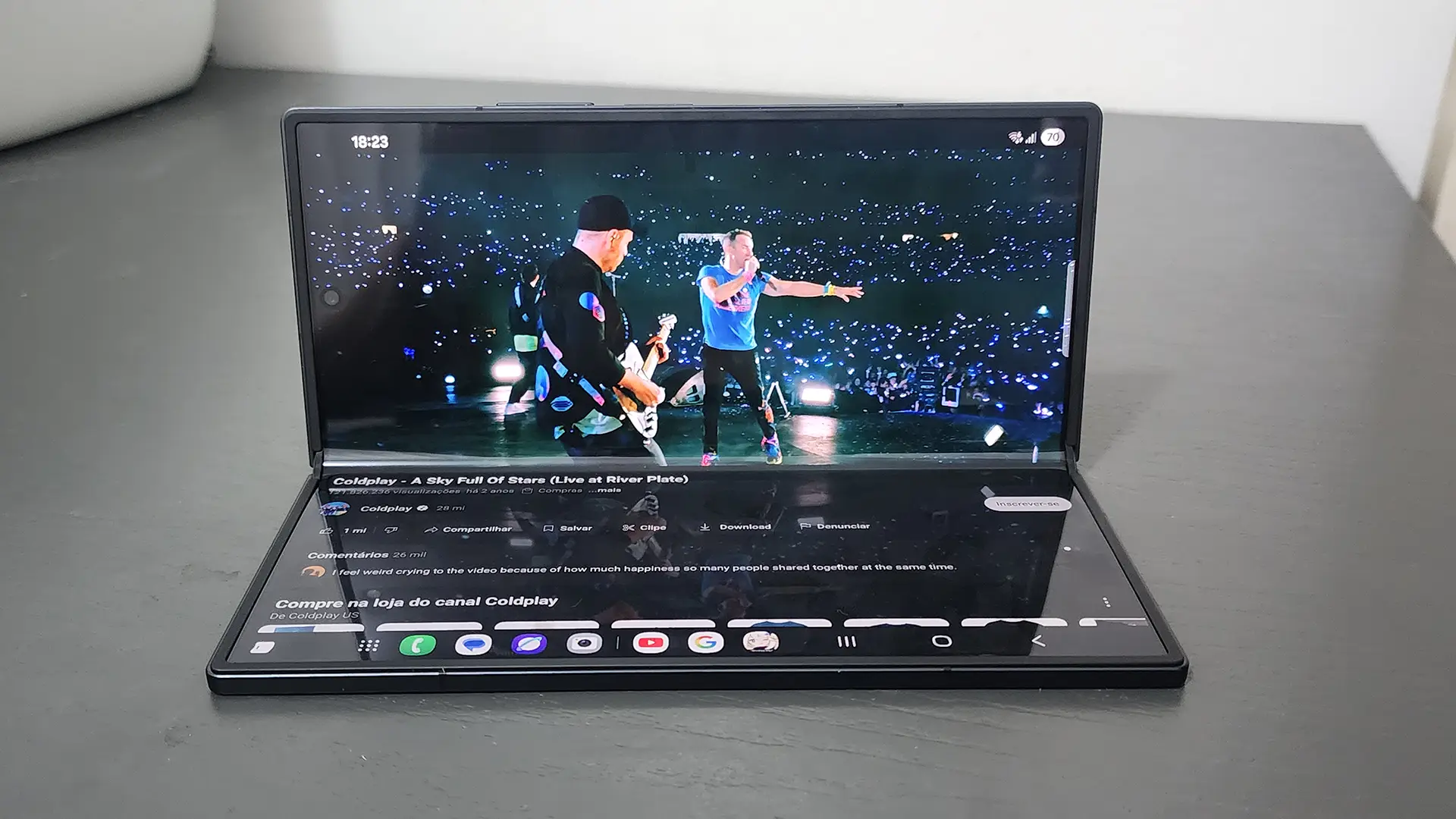 Galaxy Fold7 exibindo vídeo com a tela meio dobrada apoiado sobre uma mesa 