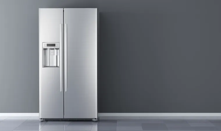 Geladeira 2 portas inox em um local vazio.