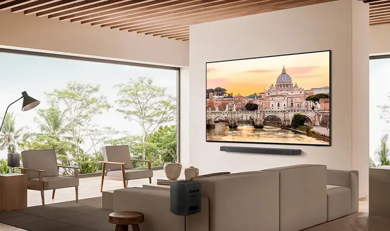 modelo de TV Samsung QN85D em painel da sala