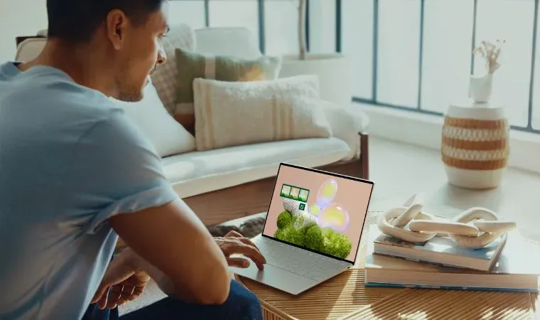 Homem trabalha em sala doméstica confortável com um notebook Dell XPS 13 