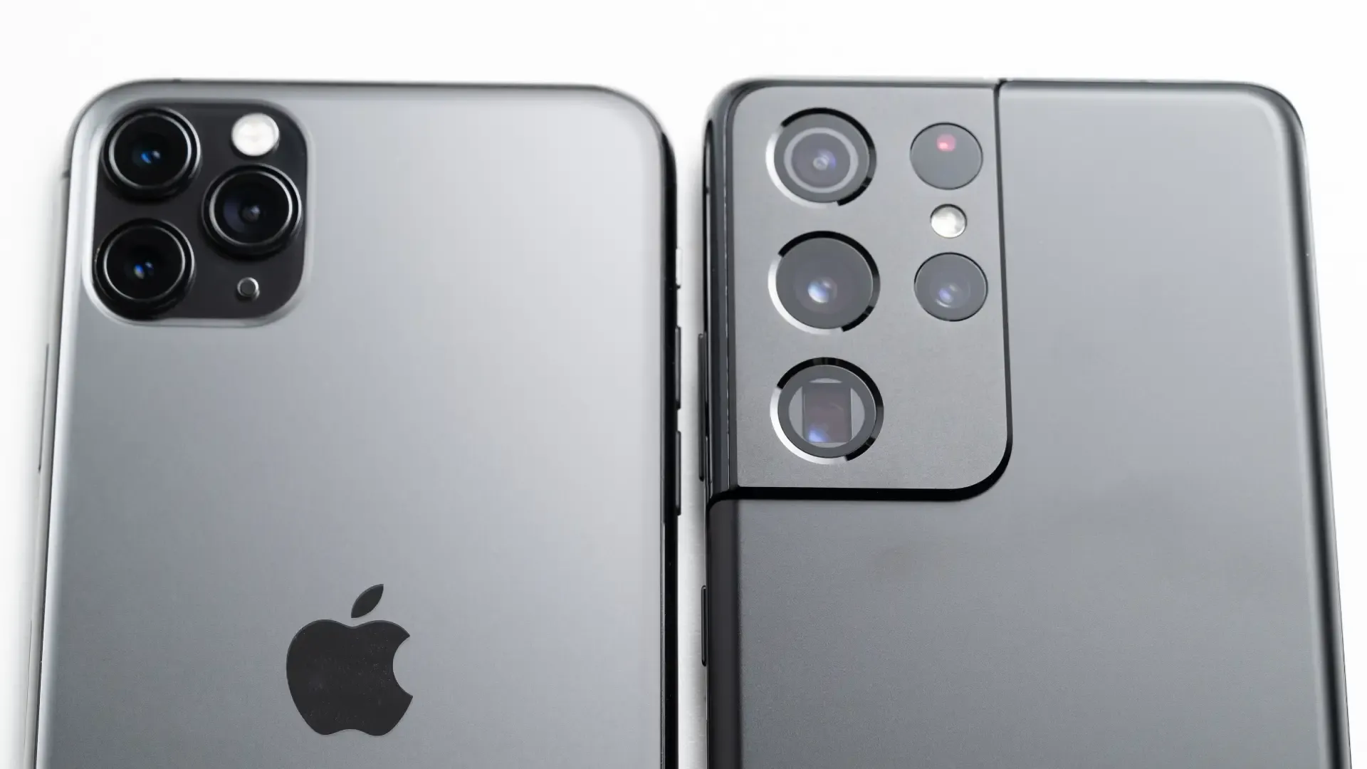 Dois celulares de cor cinza estão lado a lado