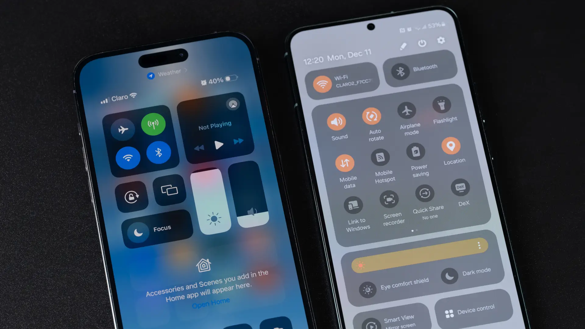 Dois celulares, iPhone e Samsung, estão lado a lado com a tela ligada
