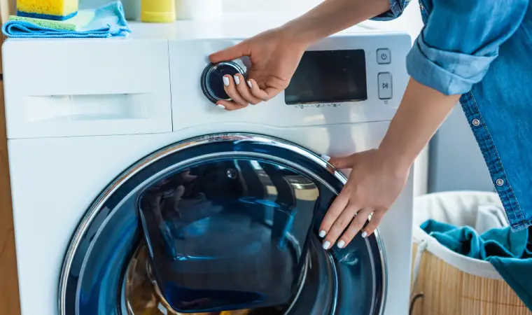 Pessoa configurando uma lavadora smart Samsung.