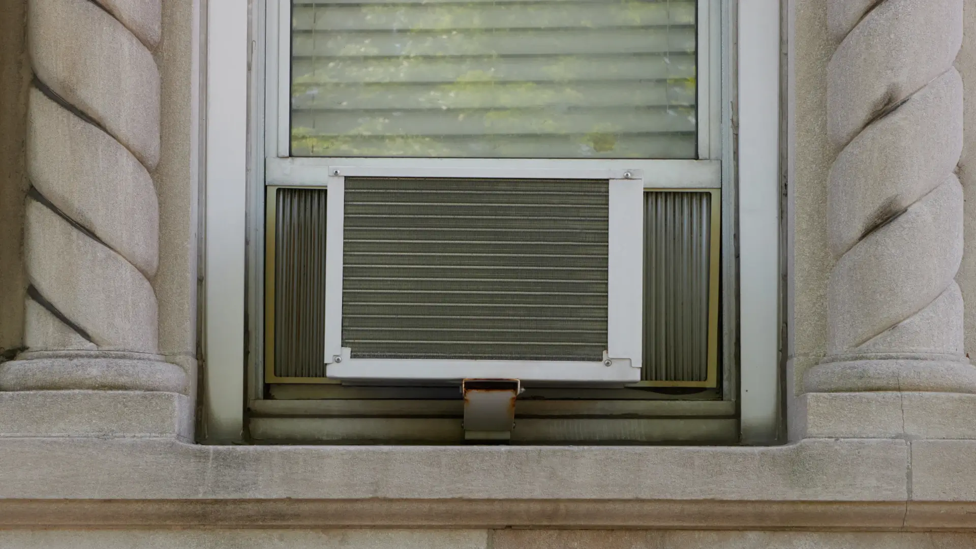 Parte externa de um ar-condicionado instalado.