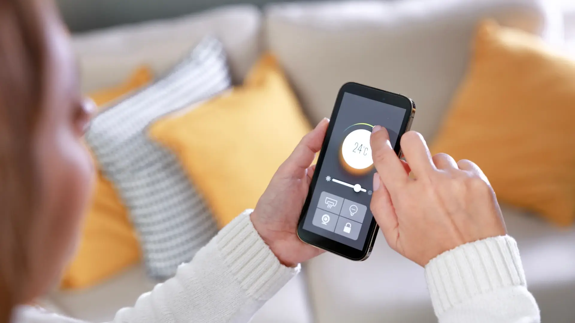 mulher ajustando temperatura de ar-condicionado usando aplicativo de smartphone
