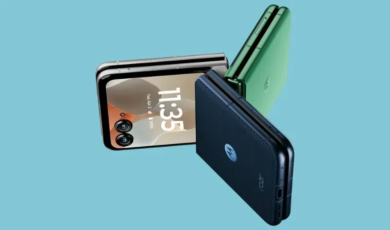 Três celulares dobráveis estão lado a lado