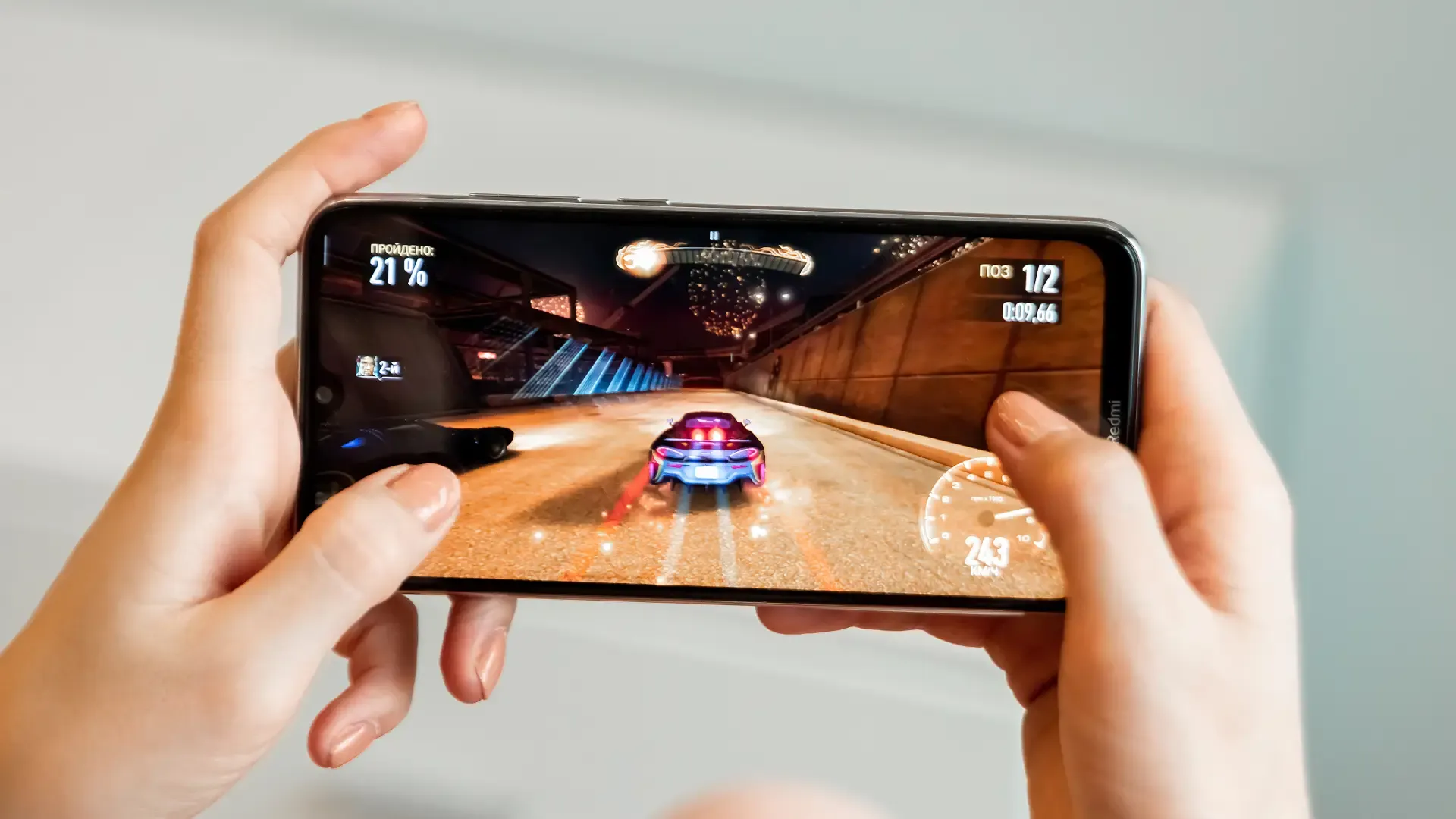 Imagem de um celular sendo usado para jogar um jogo de corrida