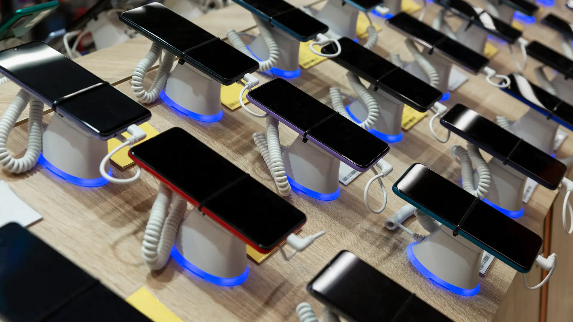 Diversos celulares até 2000 reais em vitrine de loja da Samsung