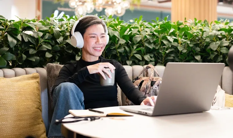 Mulher usando um notebook 1tb em uma cafeteria.