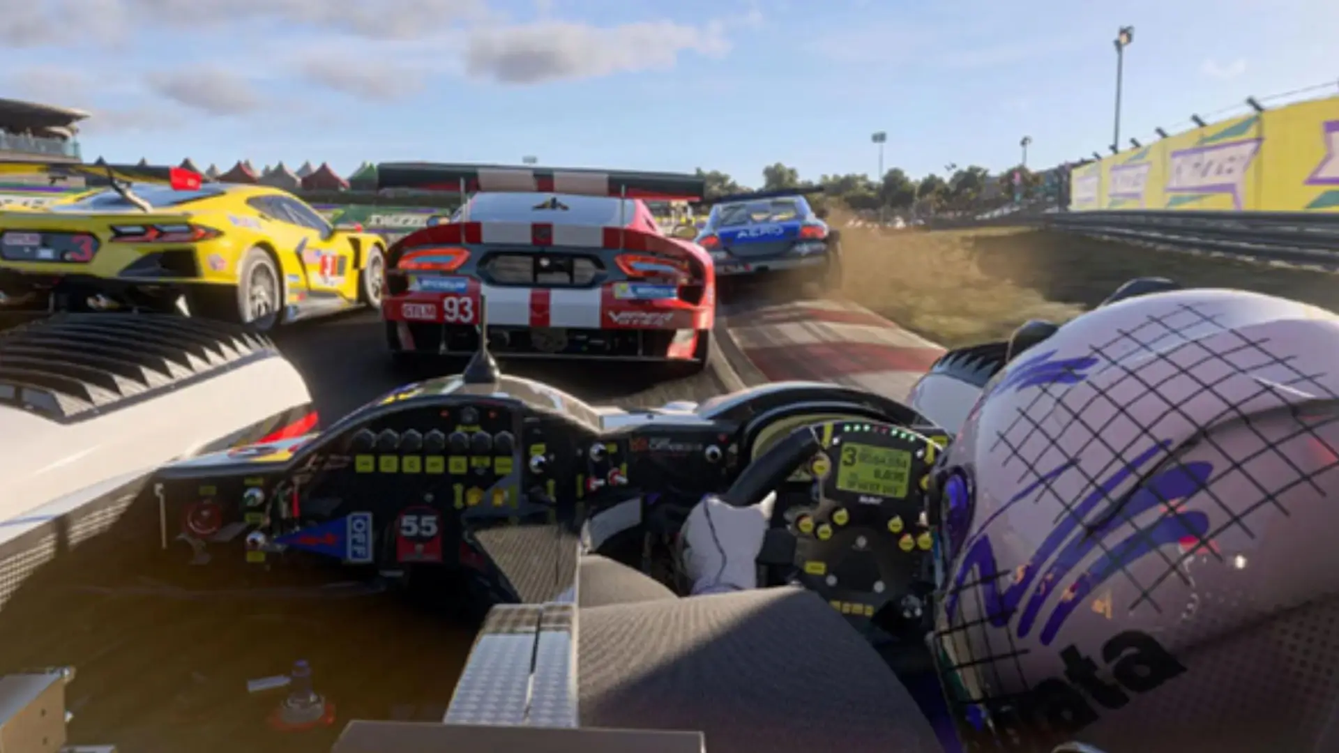 magem do jogo Forza Motorsport em meio a uma corrida mostrando a visão de dentro do carro de um dos pilotos com carros vermelho, amarelo e azul à frente na pista