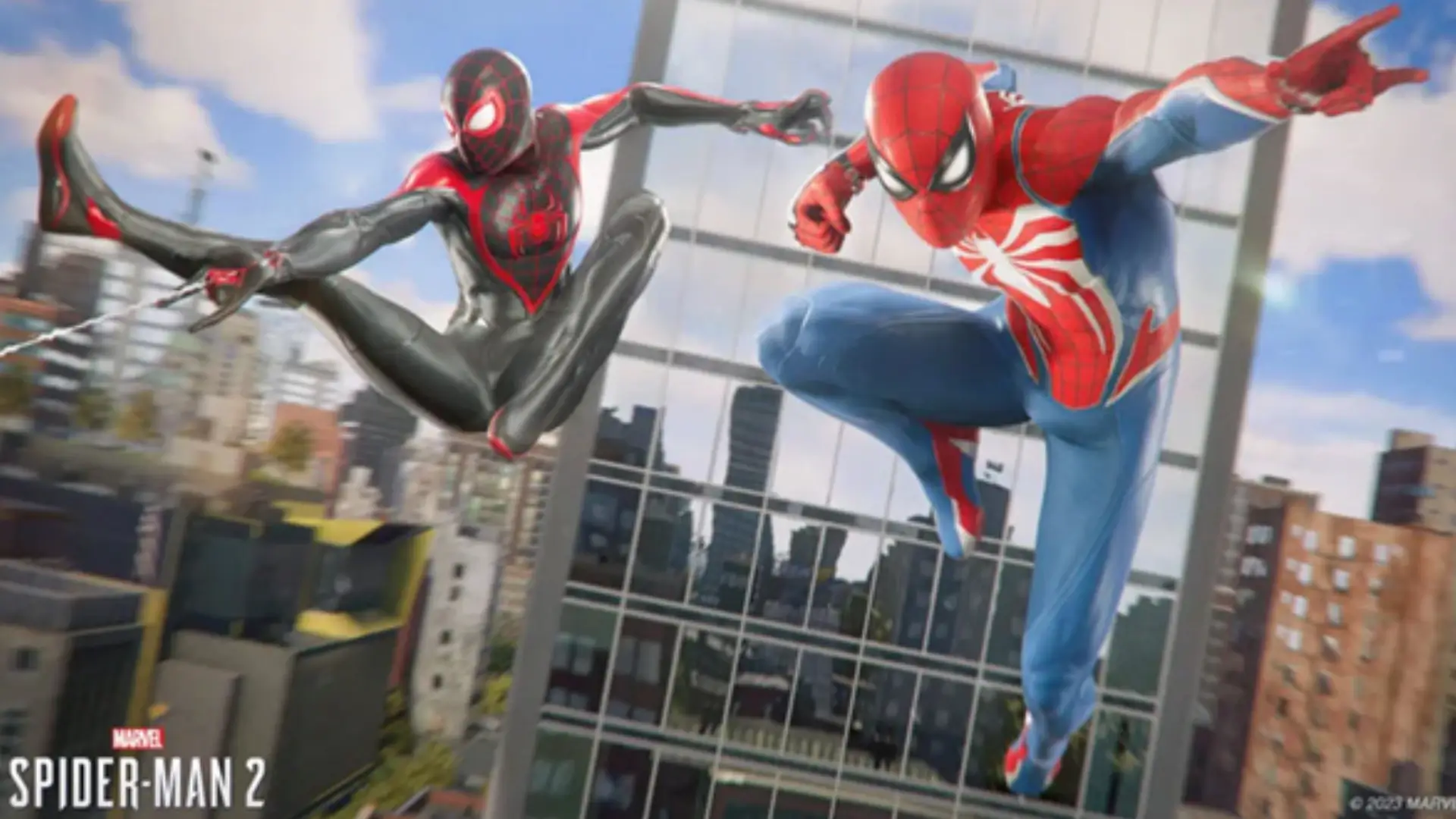 Imagem do jogo Marvel’s Spider-Man 2 mostrando dois Homens-Aranha no ar com Miles Morales de uniforme preto à esquerda e Peter Parker com vermelho e azul à direita