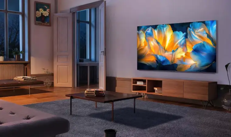 Sala moderna com TV exibindo imagem colorida de pétalas, decoração em madeira e iluminação aconchegante.