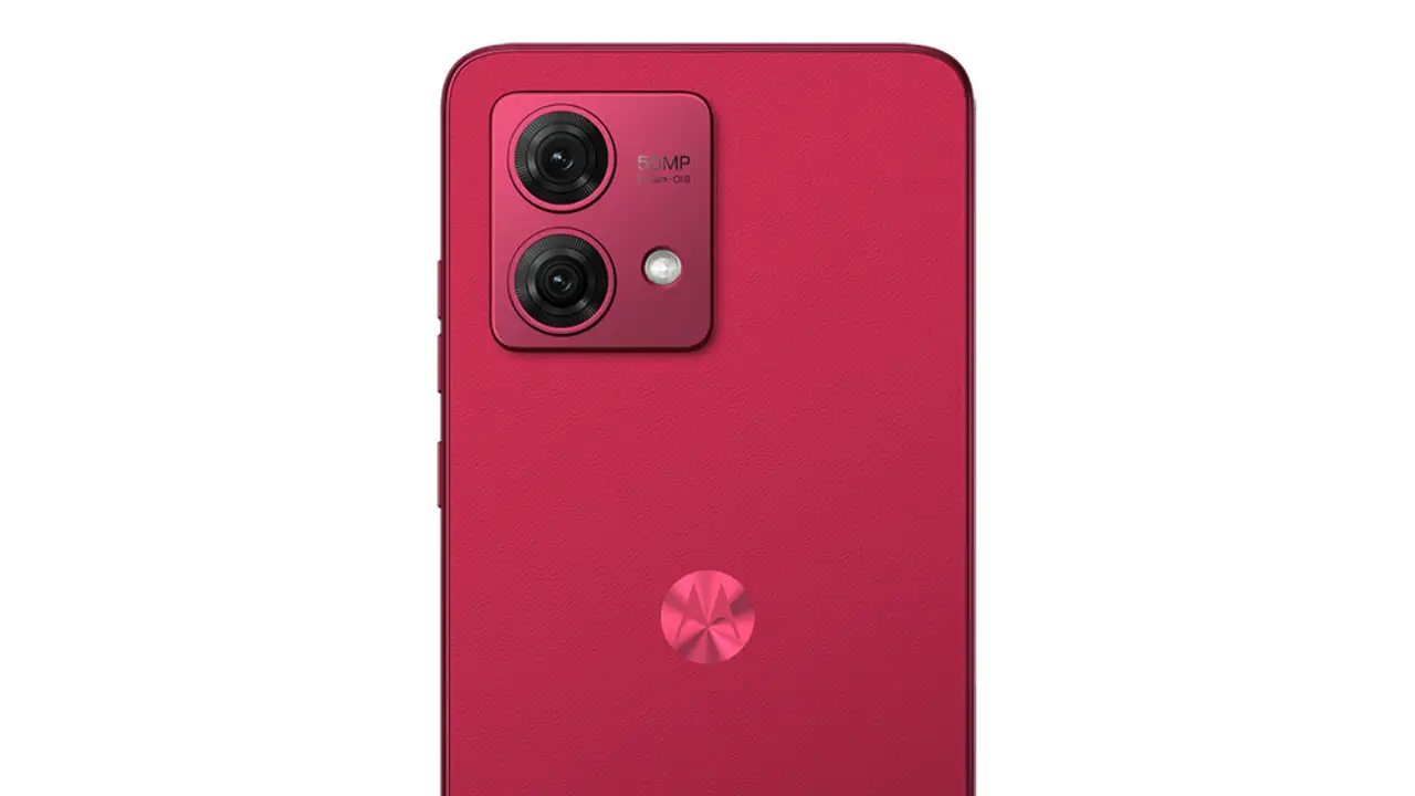 Traseira do Moto G84 com foco no conjunto de câmeras