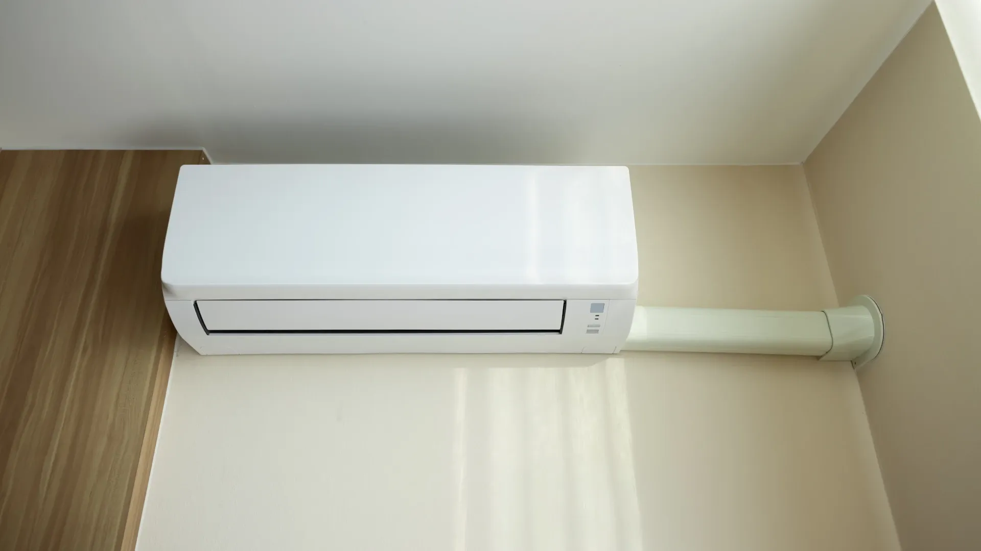 Imagem de um ar-condicionado split na parede