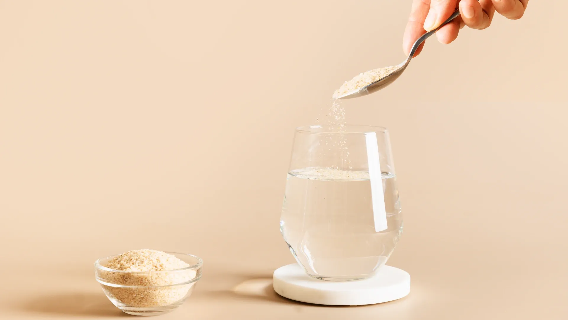 Imagem colocando psyllium em cópo de água