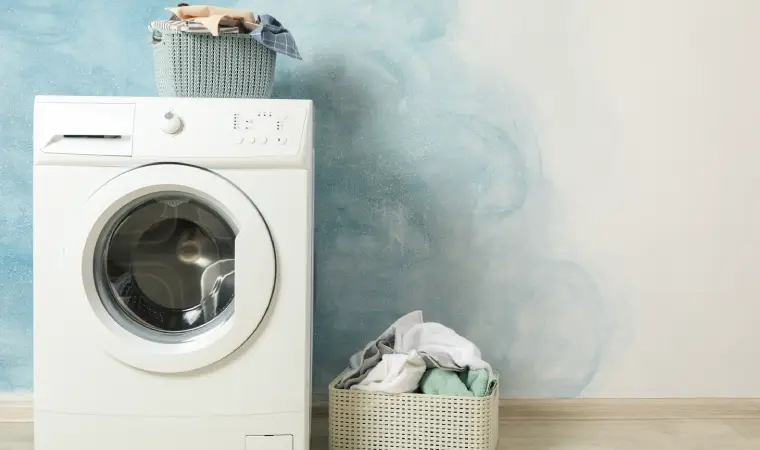 Lavadora e secadora de roupas em uma lavanderia.