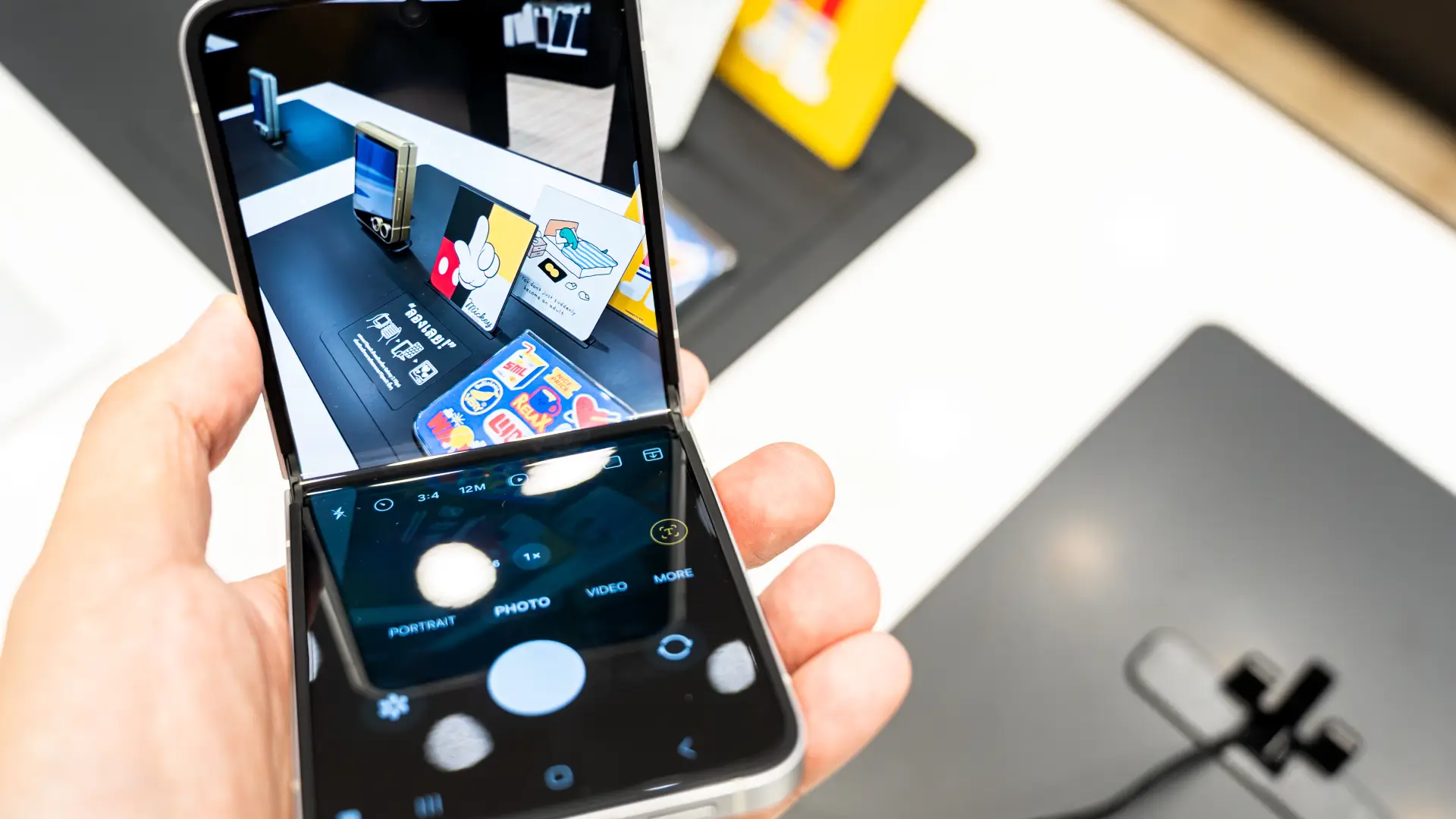 Um celular dobrável está com a câmera ligada