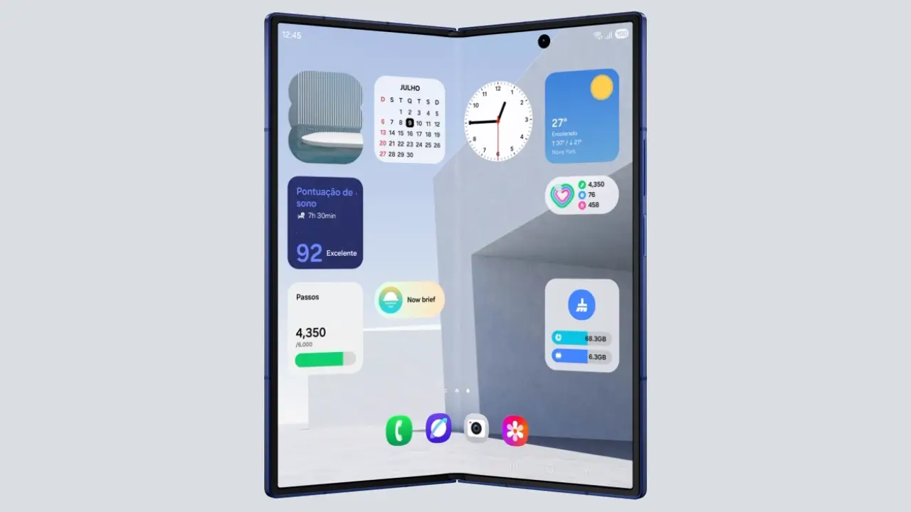 Galaxy Fold7 exibindo sua tela aberta em um fundo cinza 