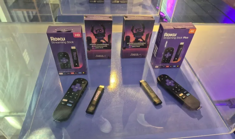 Imagem do Roku Streaming Stick e Streaming Stick Plus expostos no evento em São Paulo.