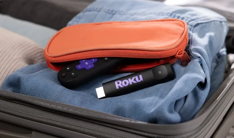 Imagem de uma mala de viagem aberta com o Streaming Stick Plus dentro.