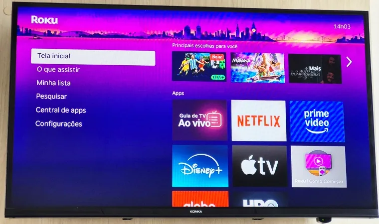 TV com a tela inicial do Roku mostrando os aplicativos disponíveis.