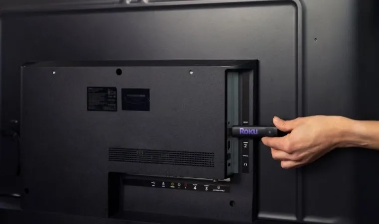 Imagem mostra Streaming Stick Plus sendo conectado a entrada HDMI de uma TV.