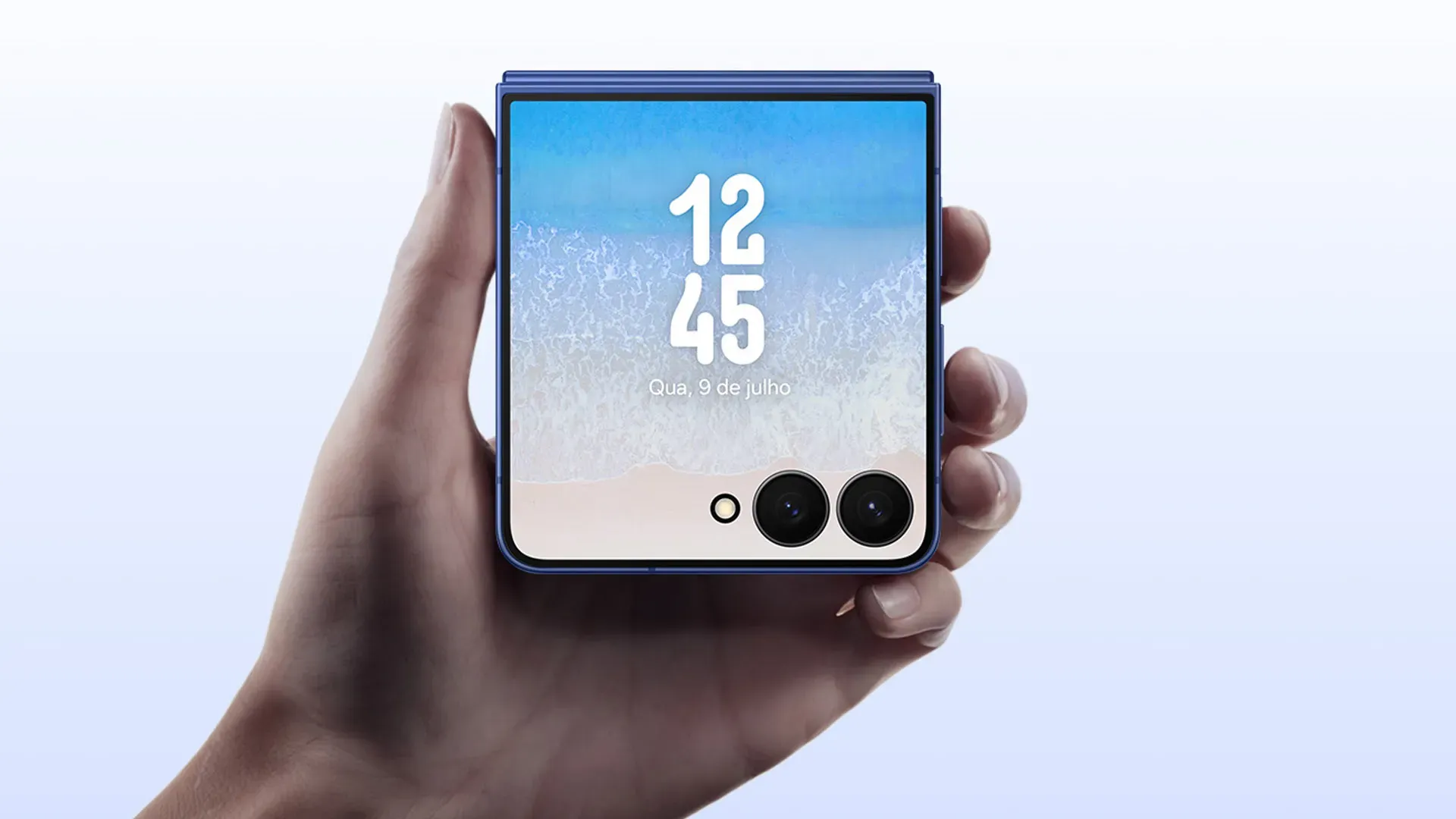 Imagem do Galaxy Z Flip7 fechado na mão de uma pessoa, com tela externa ligada.