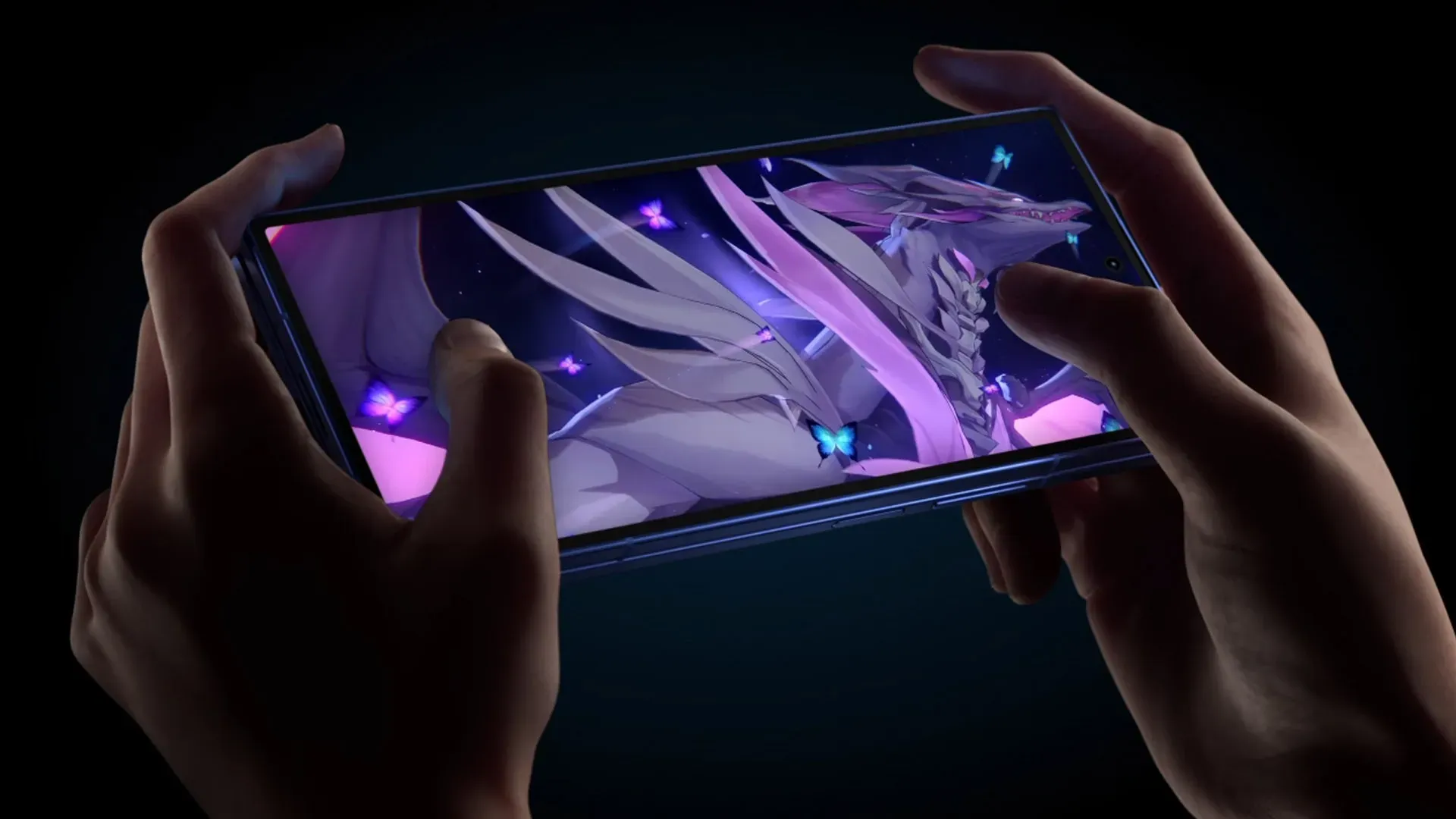 Galaxy Z Fold7 aberto em uso horizontal exibindo conteúdo multimídia.