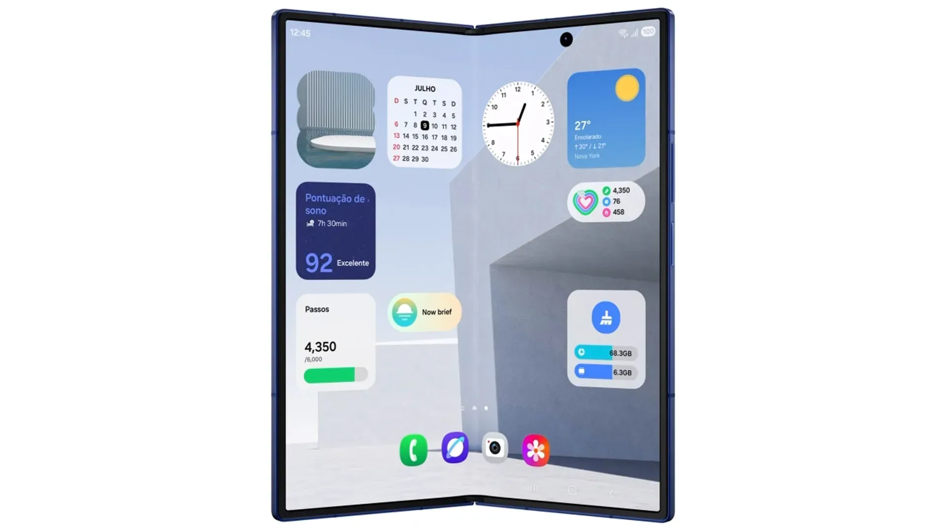 Imagem do Galaxy Z Fold7 aberto exibindo aplicativos na tela dobrável.