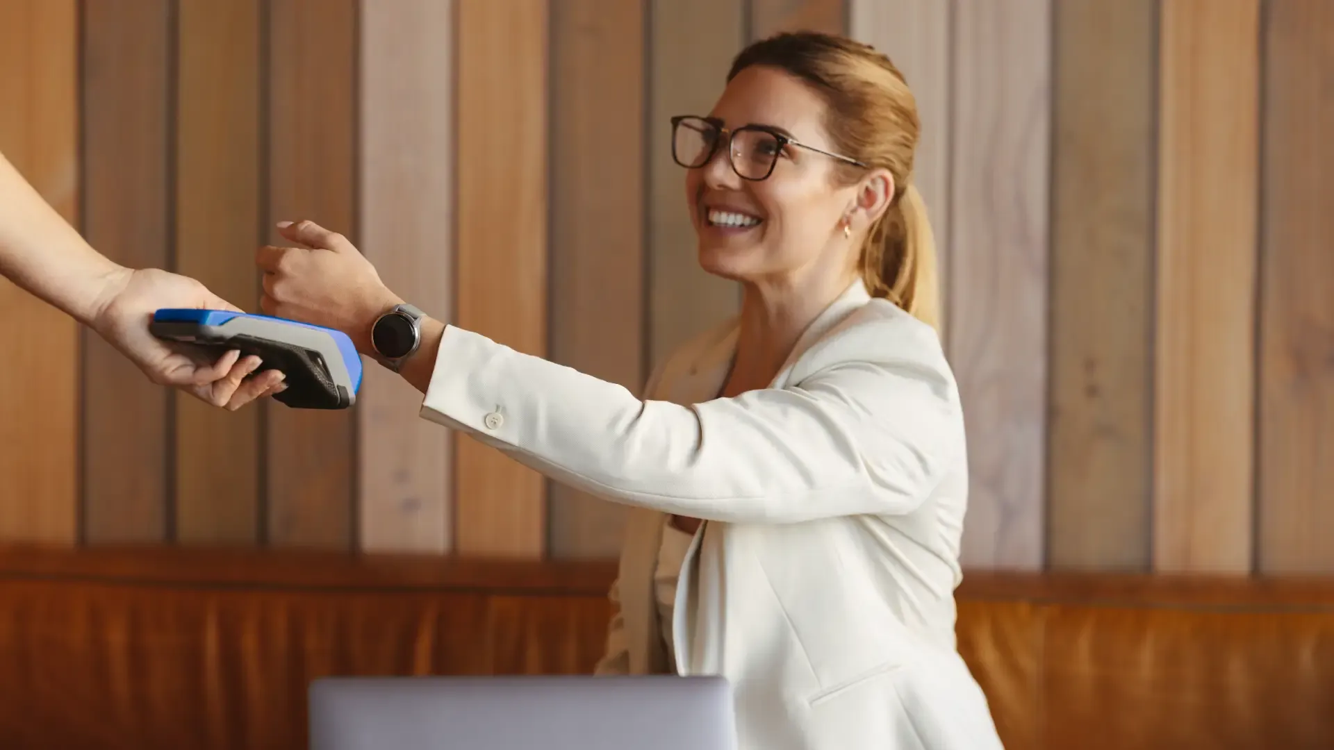 Uma pessoa aproxima o relógio de uma máquina de pagamento 