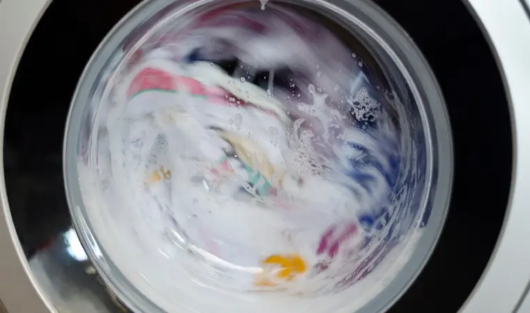 Roupa sendo batida na máquina de lavar.